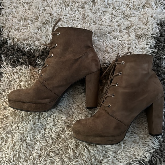 Taupe suede lace up platform booties - Picture 4 of 8